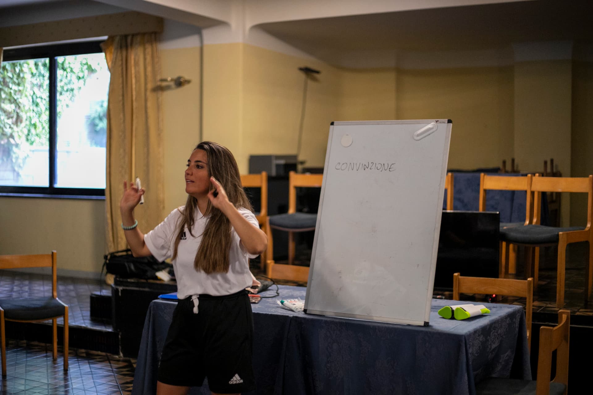 Alice Fatuzzo spiega il concetto di convinzione durante un incontro di mental coaching